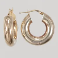 Ett par örhängen hoops, längd 22,6mm, bredd 6,2mm, mindre bucklor, svagt förgyllning, Italy Silver 925/1000  Vikt: 5,5 g