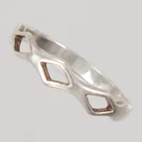 Ring, genombruten dekor, stl 17½, bredd 4,4mm, något skev skena, Silver 925/1000  Vikt: 1,6 g