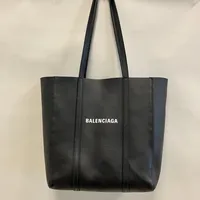 Väska, Balenciaga Everyday Tote Bag XS, svart läder med Balenciaga logo i vitt tryck, avtagbar axelrem, spår av användning dock inga skador, ca 12 x 26 x 27cm, kvitto NK Göteborg år 2021, dustbag, Nypris 1,300 $ 