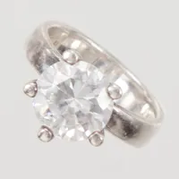 Ring, stl 17¼, fasetterad vit sten Ø 12,4mm, bredd 3,7 - 5,6mm, JAa Silver 925/1000  Vikt: 6,9 g