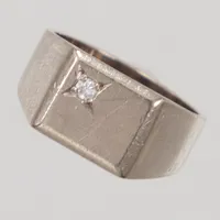 Ring stl 14¾, bredd 3,9-8mm, diamant ca 0,03ct, repor, vitguld, 18K  Vikt: 4,7 g