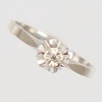 Ring stl 16¼, bredd 1,7-5,7mm, åttkantslipad diamant 1ca x0,01ct, vitguld, 18K  Vikt: 1,6 g