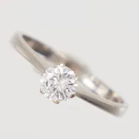 Ring stl 18, bredd 1,8-5mm, briljantslipad diamant 1x ca 0,49ct enligt gravyr, skada/ hack vid klo, vitguld, 18K  Vikt: 2,7 g