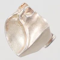 Ring stl 16½, bredd 5,8-22mm, Lapponia, 925/1000 silver Vikt: 11,7 g