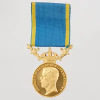 Medalj, "Gustaf V Sveriges Göt o Vend Konung, för nit och redlighet i rikets tjänst", Ø31mm, gravyr, mynt 23K, krona 18K. 18/23K bruttovikt: 36,6gr Vikt: 32,3 g