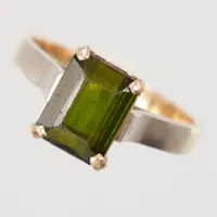 Ring stl 17½, bredd 2,8-9,5mm, grön sten, nagg, 18K Vikt: 4,3 g