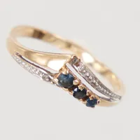 Ring stl 17¾, bredd 1,7-6mm, 2st diamanter tot 0,01ct enligt gravyr, 3 blå stenar, GFAB, 18K Vikt: 2,3 g