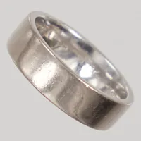 Ring, stl 17¾, Schalins, bredd 5,9mm, vitguld, gravyr, 18K Vikt: 9,4 g
