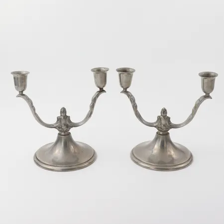 Parljusstakar stämplade G.A.B Tenn Stockholm Nummer 191, år 1933, ojämn ljushållare, repor, h 16 cm, längd 16 cm. Vikt: 0 g Skickas med paket.