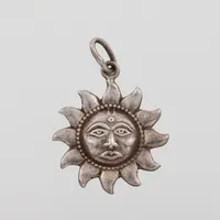 Hänge "Sol", diameter 2 cm, silver 925/1000. Vikt: 2,5 g