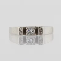 Ring vitguld med diamanter 5 st, Gustav Dahlgren & Co Malmö, storlek 16 ½ mm, bredd 1.3-3.6 mm, 18 k. Vikt: 2,7 g