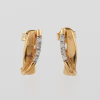Örhängen paret med 8 st diamanter, Guldfynd AB, höjd 15 mm, 18 k. Vikt: 3,3 g