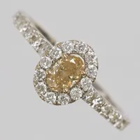 Ring, ovalslipad diamant 1xca0,30ct, LY/SI2-P1, briljantslipade diamanter 26xca0,01ct ca Wesselton/SI, Ø16¼, bredd:1,5-8,5mm, vitguld, 18K. Vikt: 2,4 g