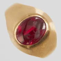 Ring, röd sten, Ø17¼, bredd:3-12,5mm, 18K. Vikt: 2,7 g