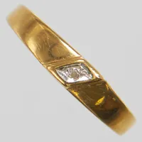 Ring, Ø16¼, bredd: 1,8-3,7mm, med diamant 1 x ca. 0,005ct, 8/8-slipad, GFAB, något skev skena, 18K Vikt: 1,6 g
