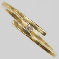 Ring, briljantslipad diamant ca 0,02ct, Ø17¼, bredd:1-4mm, 14K. Vikt: 2,1 g