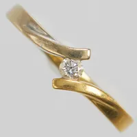 Ring, briljantslipad diamant ca 0,08ct, Ø17¼, bredd:2-6,5mm, delvis rodierad, 18K. Vikt: 3 g