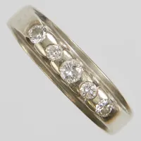 Ring, briljantslipade diamanter 1xca0,05ct + 1xca0,04ct + 3xca0,03ct, Ø17, bredd:2,5-5mm, vitguld, 18K. Vikt: 3,8 g
