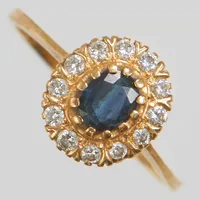Ring, carmosé, ovalslipad safir, briljantslipade diamanter 12xca0,02ct, Ø17¾, bredd:1-10,5mm, 18K. Vikt: 2,4 g