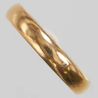 Ring, slät, Ø16¼, bredd:3,5mm, gravyr, 18K. Vikt: 5,2 g