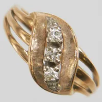 Ring, briljantslipade diamanter 3xca0,04ct, Ø17, bredd:2-10,5mm, 18K. Vikt: 5 g