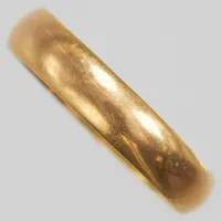 Ring, slät, Ø21, bredd:4,5mm, gravyr, 18K. Vikt: 4,6 g