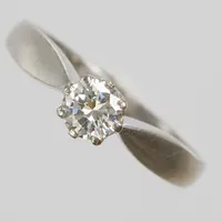 Ring, briljantslipad diamant 0,40ct enligt gravyr, ca Cr/VS, Ø 16¾, bredd:2-5mm, GK Kaplan, Stockholm 1968, vitguld, 18K. Vikt: 3,5 g