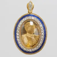 Hänge, medaljong med porträtt föreställande Kung Rama V, ram med briljantslipade diamanter 35xca0,04ct, ramens nettovikt:20,1g, smyckets bruttovikt:36,8g.