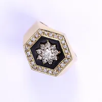 Ring med svart sten och diamanter, totalt ca 0,50ct, stl 20, bredd 6-18mm, 14K, Bruttovikt 12,5g Vikt: 12,5 g