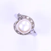 Ring med pärla och vita stenar, stl 17, bredd 3-13mm, silver 925/1000, Bruttovikt 4,4g Vikt: 4,4 g