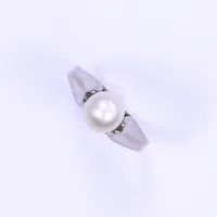 Ring med pärla, stl 16½, bredd 2-5mm, 18K, bruttovikt 3,5g 