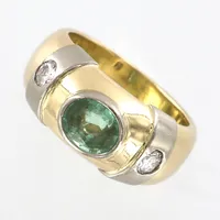 Ring med smaragd och diamanter 2xca,012ct, stl 17¾, bredd 6-9mm, 18K  Vikt: 15,5 g