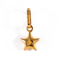 Berlock "stjärna" i 18K guld. Den är Ø 7,3 mm, är 16,5 mm lång inkl. ögla och väger 0,4g. Stämplad 750. 