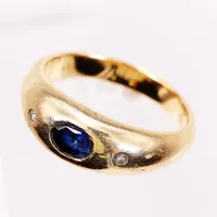 Ring, diamanter 2 x ca 0,01ct, blå sten, stl 16¾, bredd 2,5-6mm, felstämplad, 14K.  Vikt: 5,4 g