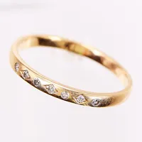 Ring, diamanter 7 x ca 0,01ct, stl 18½, bredd 2mm, 18K.  Vikt: 2,2 g