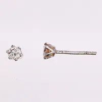 Ett par örhängen, diamanter 2 x ca 0,10ct, Ø3,5mm, vitguld, saknar stopp, 18K.  Vikt: 0,5 g