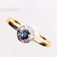 Ring, diamanter 3 x ca 0,005ct, blå sten, stl 19¼, bredd 1-6mm, 18K.  Vikt: 1,4 g