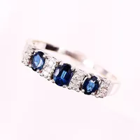 Ring, diamanter 8 x ca 0,01ct, blå sten, stl 18¾, bredd 1-4mm, vitguld, 18K.  Vikt: 2,3 g