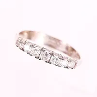 Ring, diamanter totalt 0,39ctv enligt gravyr, stl 18½, bredd 3-3mm, 18K.  Vikt: 3,3 g