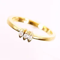 Ring, diamanter 3 x ca 0,02ct, stl 16¾, bredd 2-4mm, 18K.  Vikt: 3,7 g