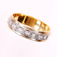 Ring, diamanter 8 x ca 0,02ct, stl 16¾, bredd 4,5mm, 18K.  Vikt: 4,2 g