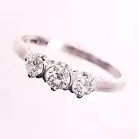 Ring, diamanter totalt 0,54ctv enligt gravyr, gammalslipade, stl 17½, bredd 1,5-4mm, nagg på diamant, vitguld, 18K.  Vikt: 3,6 g