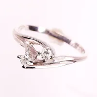 Ring, diamanter totalt 0,20ctv enligt gravyr, stl 17¾, bredd 1,5-7mm, vitguld, 18K.  Vikt: 2,9 g
