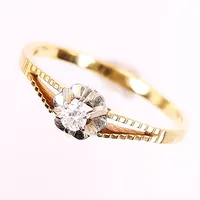 Ring, diamant ca 0,07ct, stl 17¾, bredd 1,5-5,5mm, 14K.  Vikt: 1,8 g