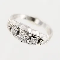 Ring, 8/8 slipade diamanter 5 x ca 0,005ct, stl 14½, bredd 1,5-6mm, vitguld, gravyr, 18K Vikt: 2 g