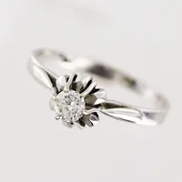 Ring, briljantslipad diamant 0,24ct, inneslutningar, stl 18½, bredd 2-7mm, vitguld, 18K Vikt: 3 g