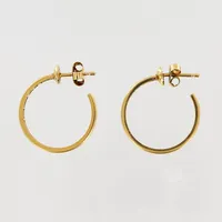 Ett par örhängen, gravyrer, omgjorda ringar, 18K Vikt: 5,5 g