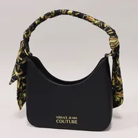 Väska Versace Jeans Couture, 25x20x7cm, svart konstläder, detaljer i gulmetall, tillhörande axelrem, folder, inga övriga tillbehör.