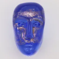 Glasskulptur, blåtonat glas, ur serien Brains, formgiven av Bertil Vallien för Kosta Boda, signerad och numrerad 7090307, längd ca 7,5cm Vikt: 0 g