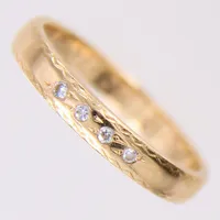 Ring med diamanter 4xca0,01ct, stl 16¼, bredd 2,9mm, gravyr, 18K Vikt: 2,6 g